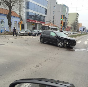 Prăpăd în intersecţie, pe bulevardul Mamaia: o maşină a intrat pe trotuar, după un impact violent